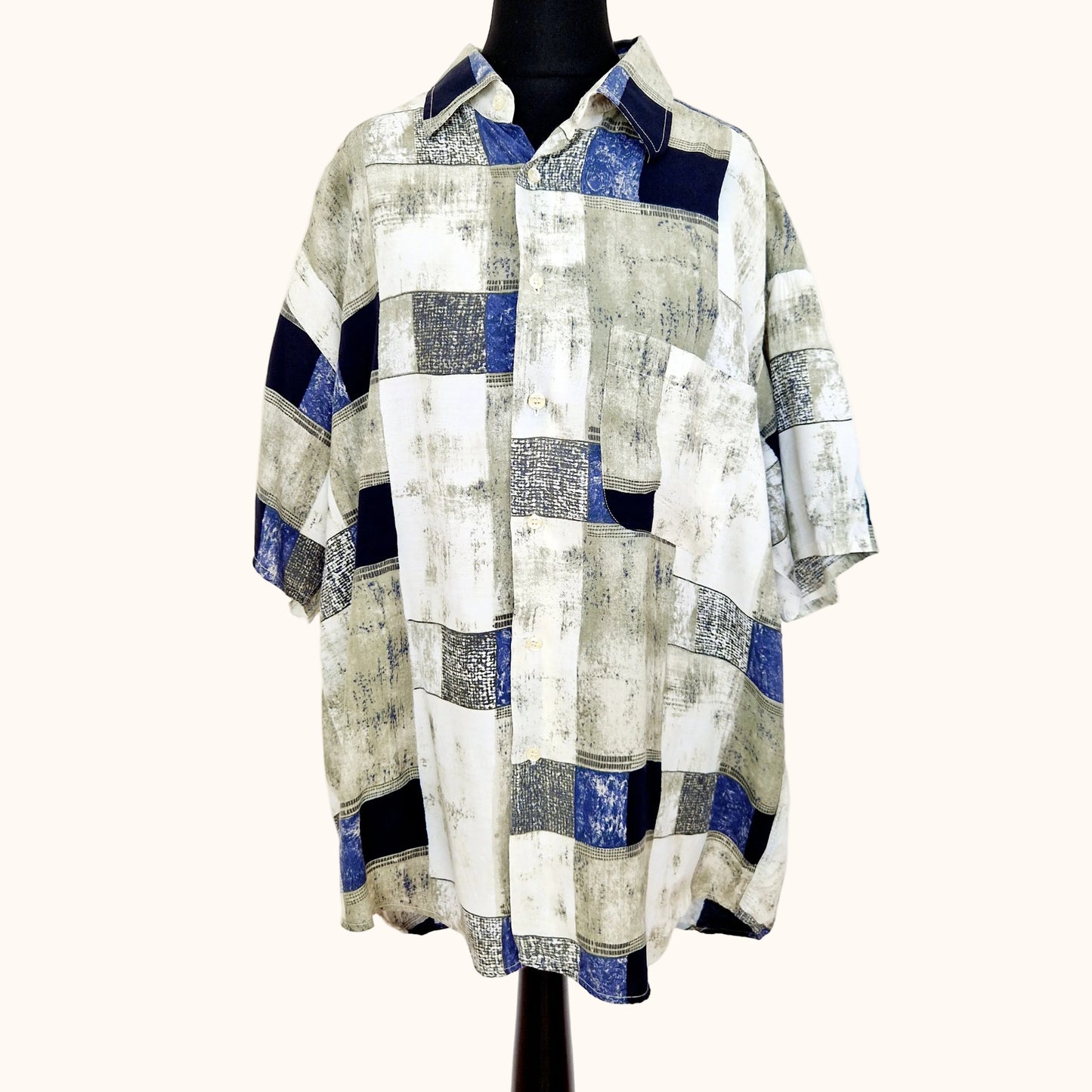 Einzigartiges und nachhaltiges Vintage Kurzarmhemd in sand-blau-weiss mit Quadraten. Front.