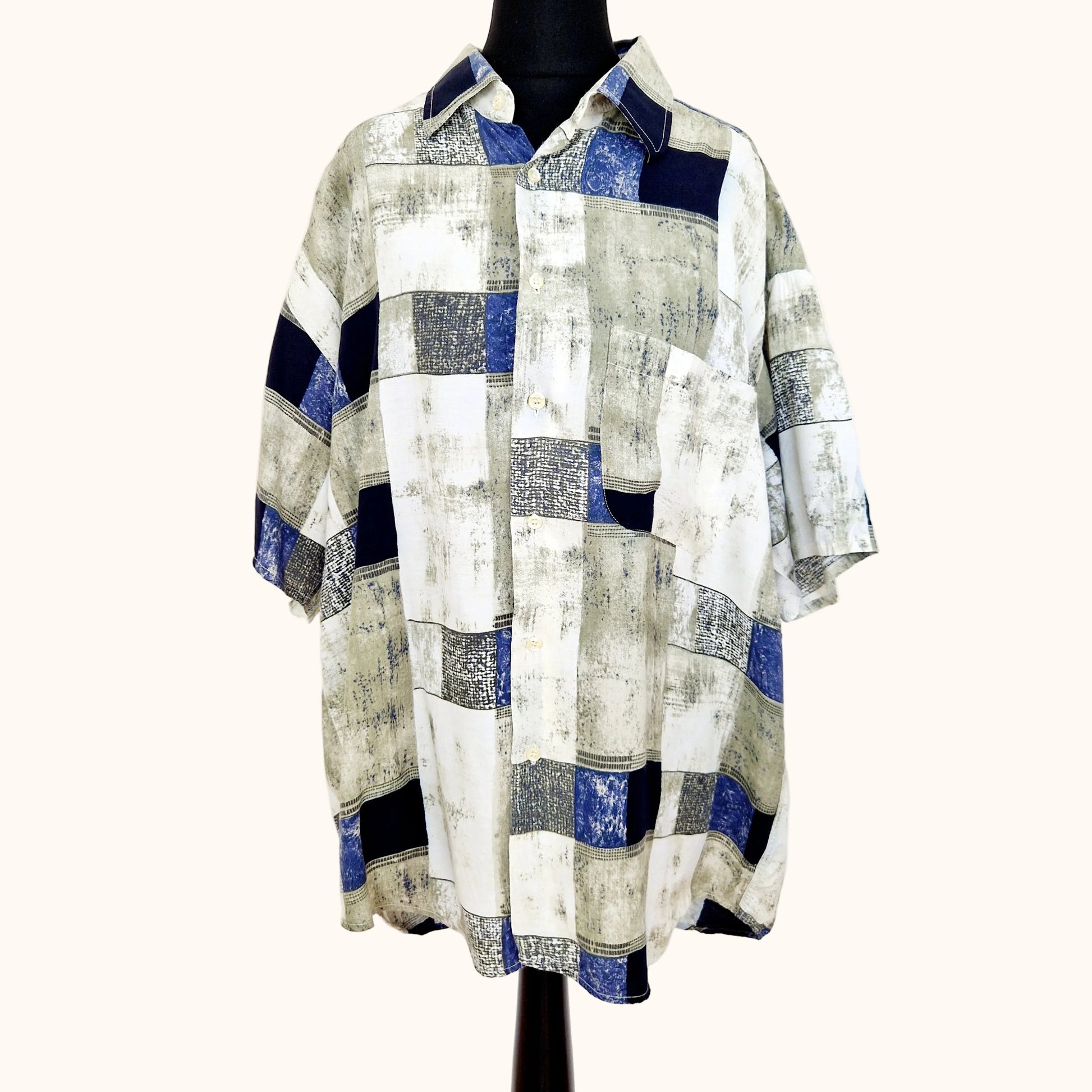 Einzigartiges und nachhaltiges Vintage Kurzarmhemd in sand-blau-weiss mit Quadraten. Front.