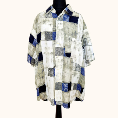 Einzigartiges und nachhaltiges Vintage Kurzarmhemd in sand-blau-weiss mit Quadraten. Front.