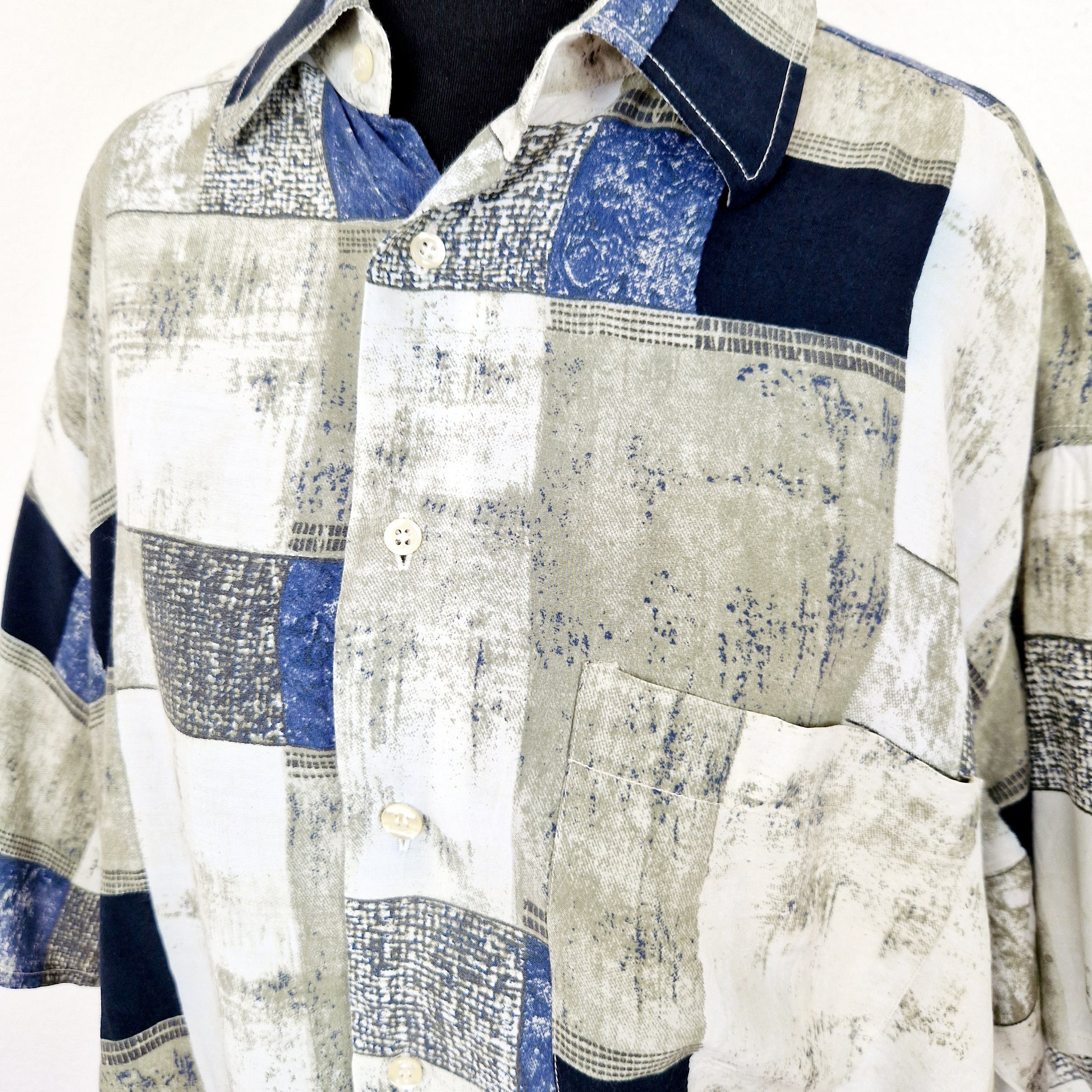 Einzigartiges und nachhaltiges Vintage Kurzarmhemd in sand-blau-weiss mit Quadraten. Close-up.