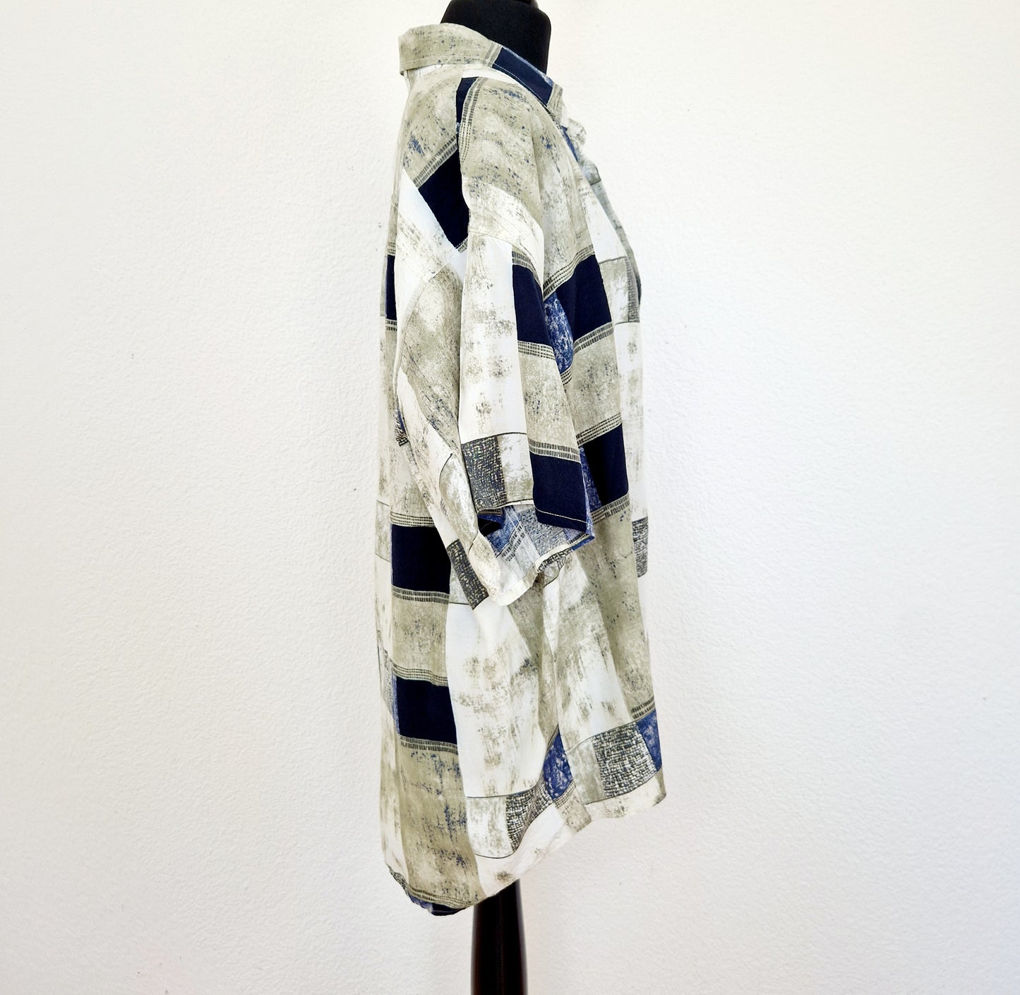 Einzigartiges und nachhaltiges Vintage Kurzarmhemd in sand-blau-weiss mit Quadraten. Side.