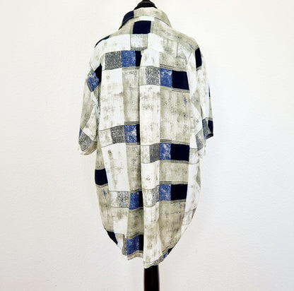 Einzigartiges und nachhaltiges Vintage Kurzarmhemd in sand-blau-weiss mit Quadraten. Back.