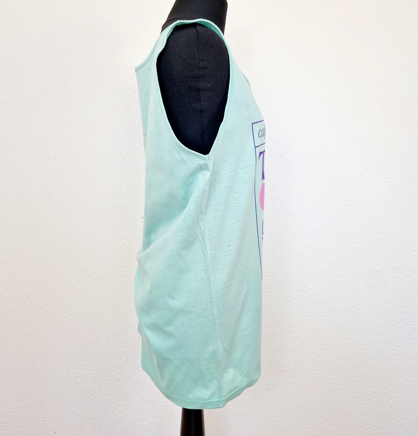 Einzigartiges und nachhaltiges Vintage Top in mint-violett-pink mit Schriftzug "THINK PINK". Side.
