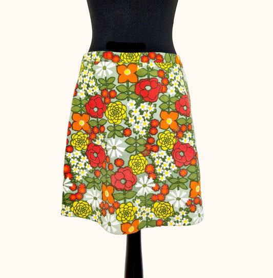 Einzigartiger und nachhaltiger Vintage Minirock in grün-orange-rot, Frottee. Front.