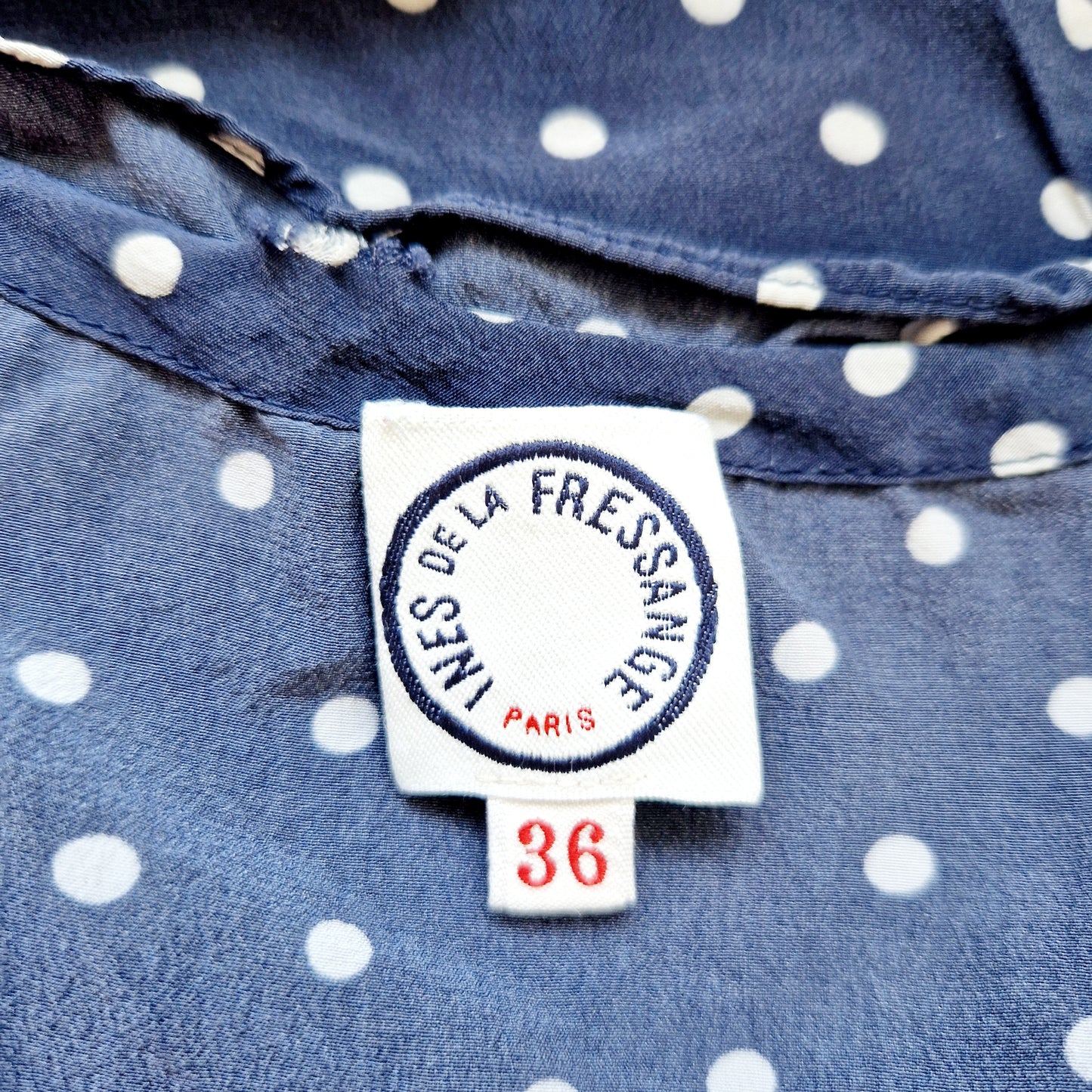 Einzigartiges und nachhaltiges Vintage Top in blau-weiss mit Punkten. Unique and sustainable vintage top in blue-white with polka dots. Tag.
