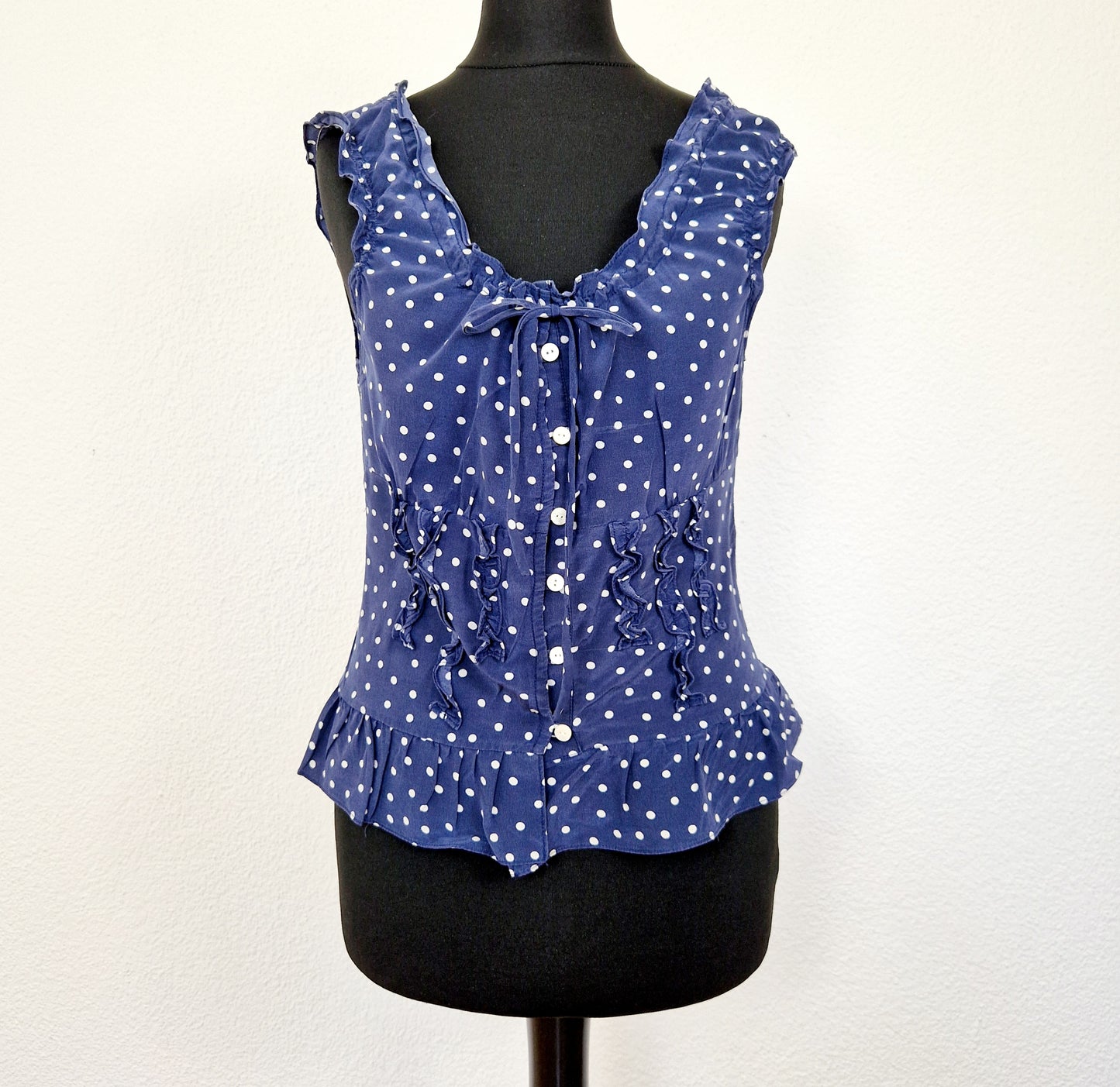 Einzigartiges und nachhaltiges Vintage Top in blau-weiss mit Punkten. Unique and sustainable vintage top in blue-white with polka dots. Front. 