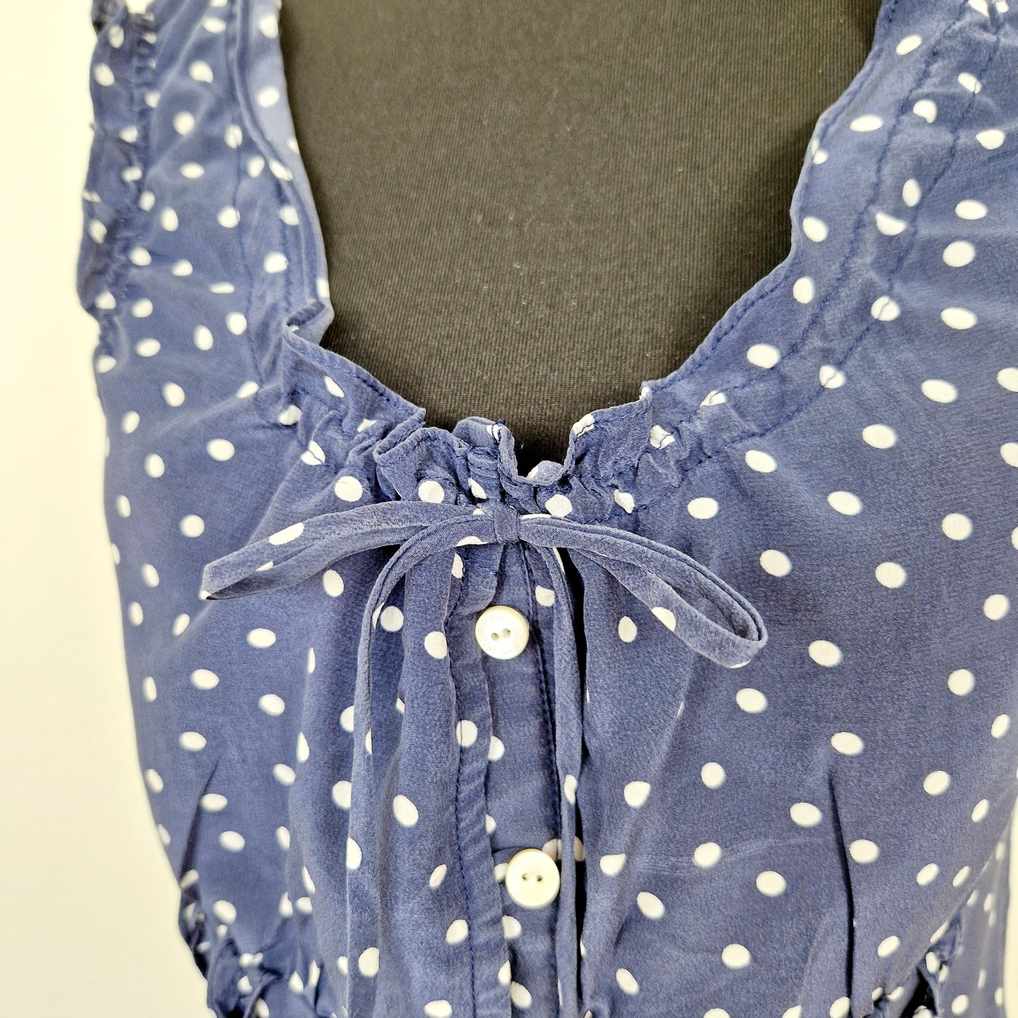 Einzigartiges und nachhaltiges Vintage Top in blau-weiss mit Punkten. Unique and sustainable vintage top in blue-white with polka dots. Close-up.