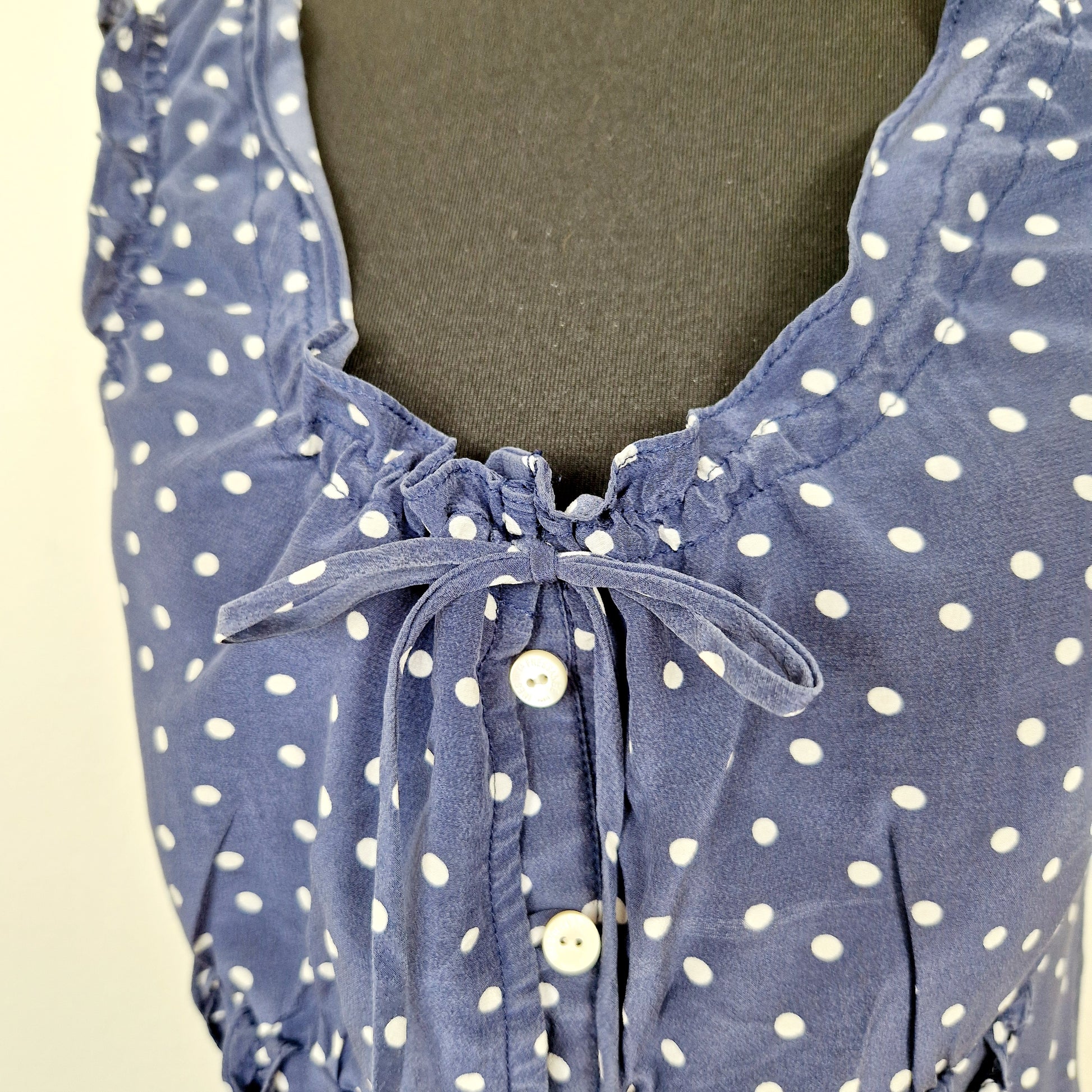 Einzigartiges und nachhaltiges Vintage Top in blau-weiss mit Punkten. Unique and sustainable vintage top in blue-white with polka dots. Close-up.