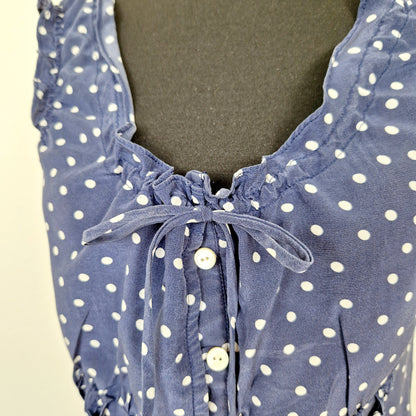 Einzigartiges und nachhaltiges Vintage Top in blau-weiss mit Punkten. Unique and sustainable vintage top in blue-white with polka dots. Close-up.