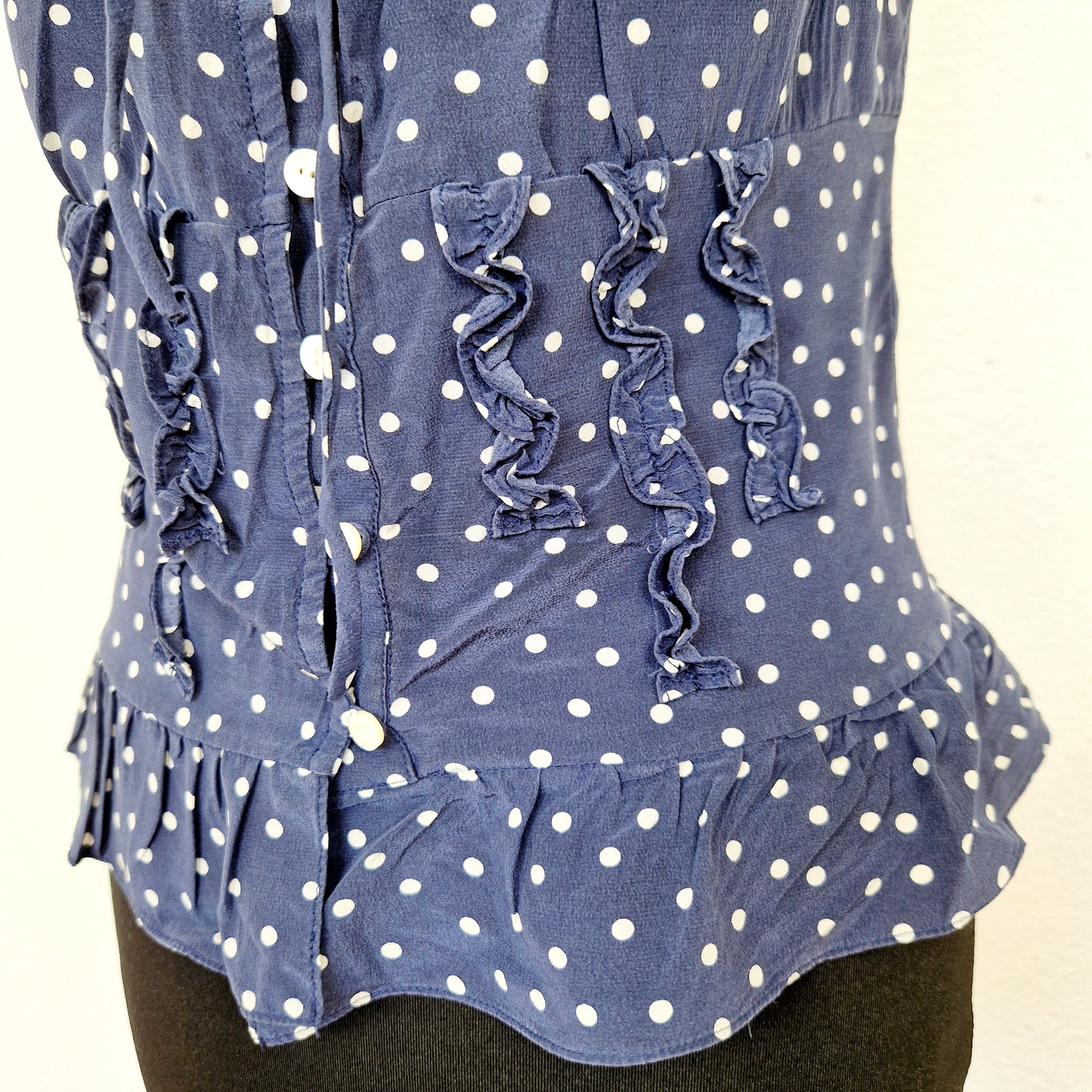 Einzigartiges und nachhaltiges Vintage Top in blau-weiss mit Punkten. Unique and sustainable vintage top in blue-white with polka dots. Close-up 2.