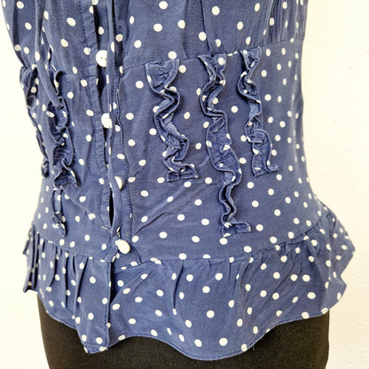 Einzigartiges und nachhaltiges Vintage Top in blau-weiss mit Punkten. Unique and sustainable vintage top in blue-white with polka dots. Close-up 2.