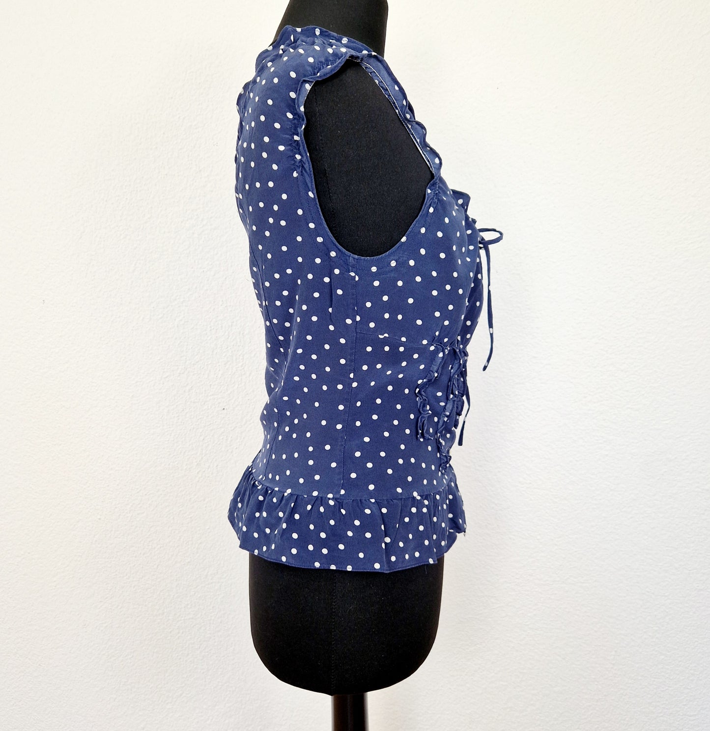Einzigartiges und nachhaltiges Vintage Top in blau-weiss mit Punkten. Unique and sustainable vintage top in blue-white with polka dots. Side.