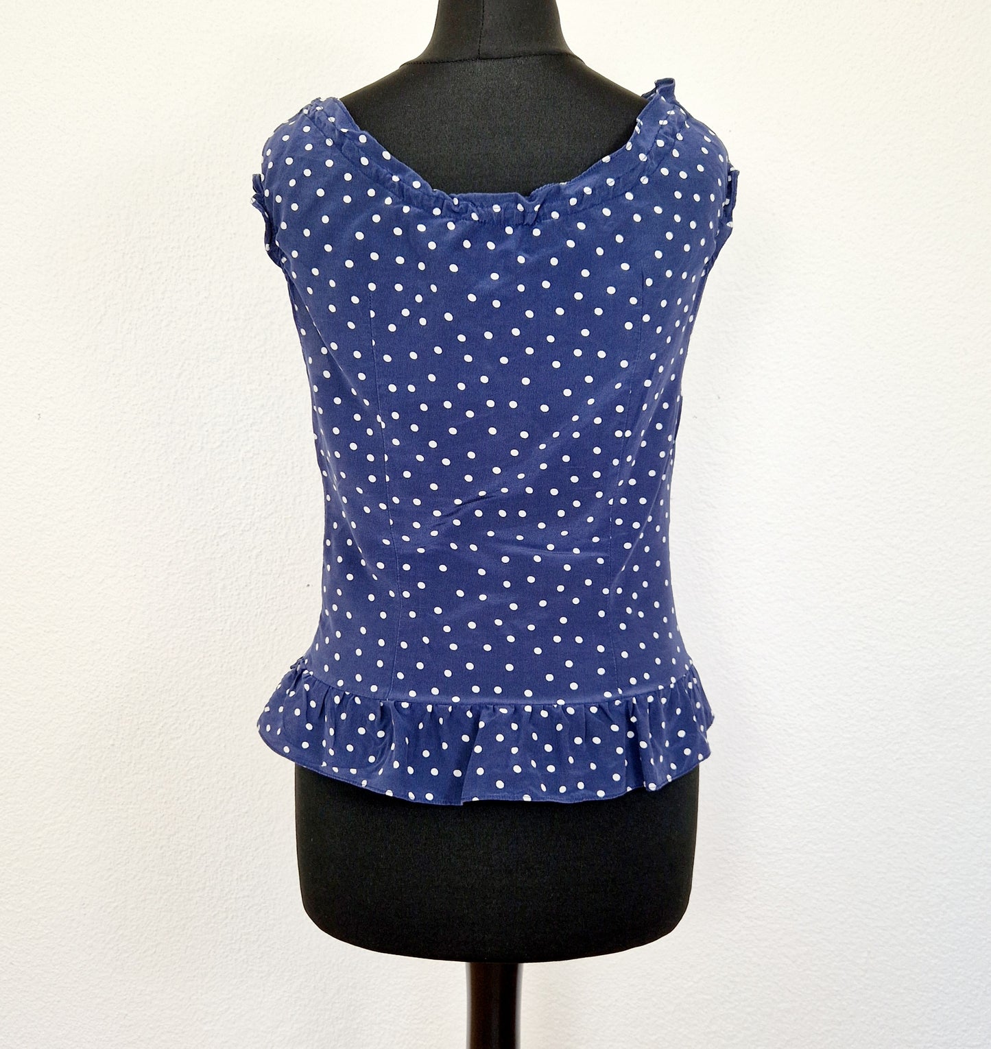 Einzigartiges und nachhaltiges Vintage Top in blau-weiss mit Punkten. Unique and sustainable vintage top in blue-white with polka dots. Back.