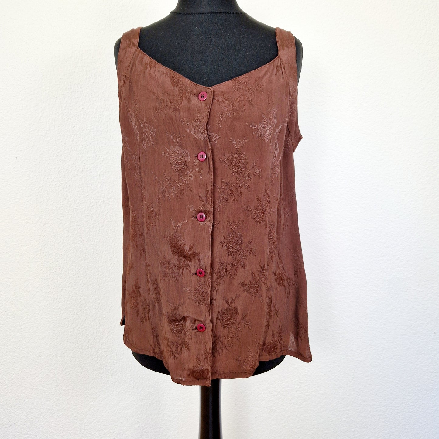 Einzigartiges und nachhaltiges Vintage Top in braun mit Blumen. Unique and sustainable vintage top in brown with flowers. Front. 
