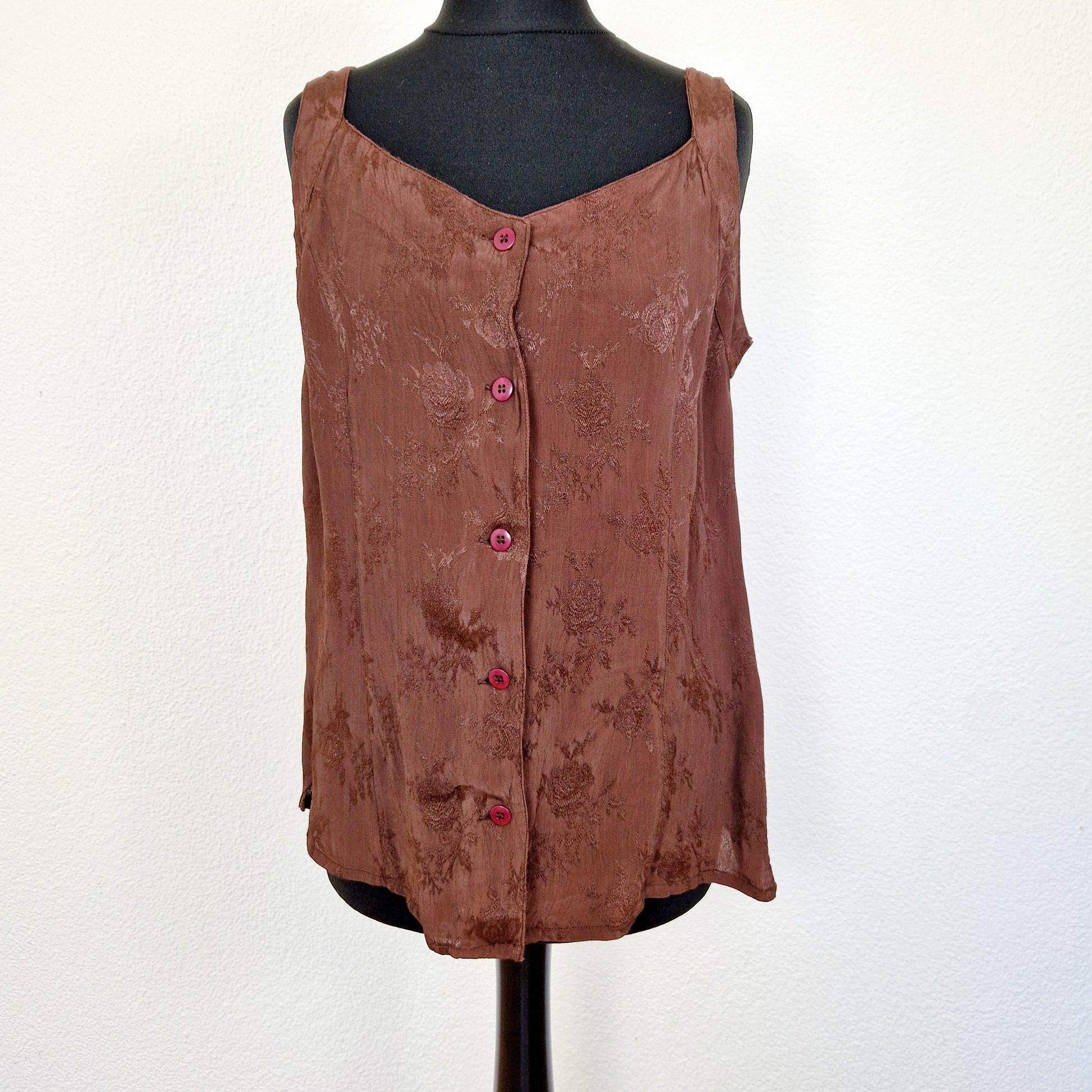 Einzigartiges und nachhaltiges Vintage Top in braun mit Blumen. Unique and sustainable vintage top in brown with flowers. Front. 