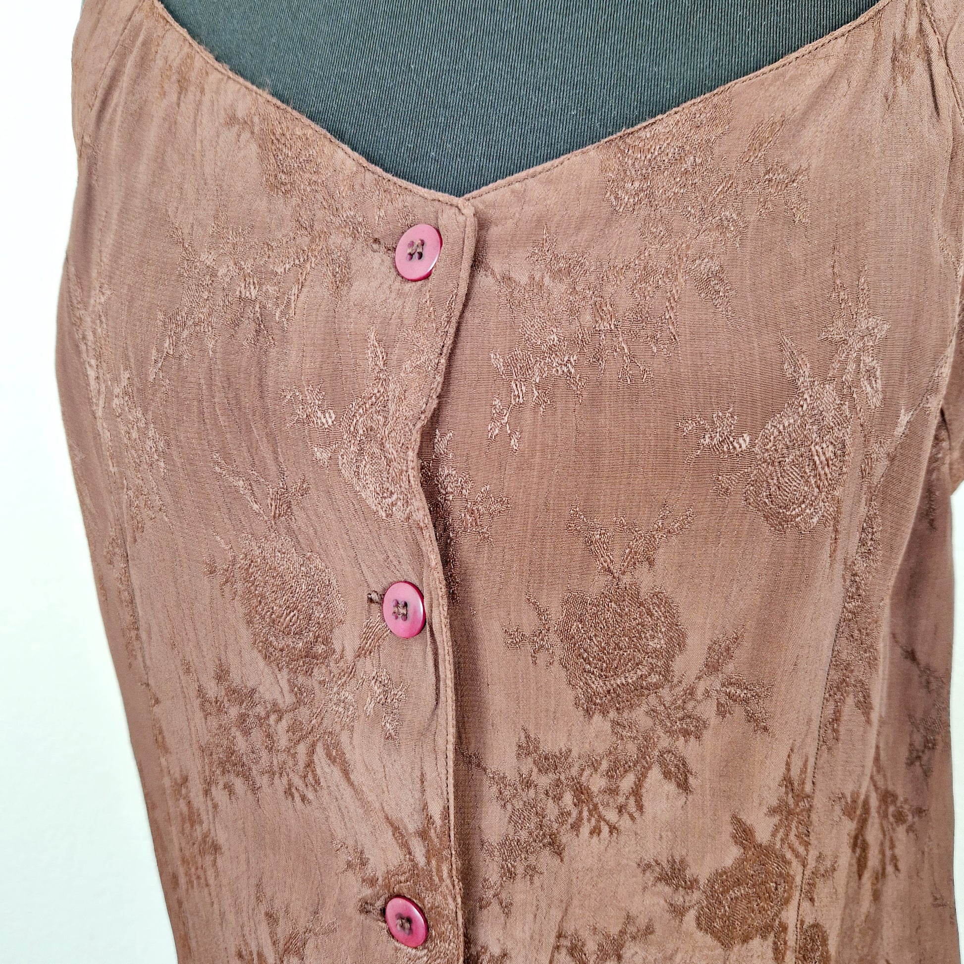 Einzigartiges und nachhaltiges Vintage Top in braun mit Blumen. Unique and sustainable vintage top in brown with flowers. Close-up.