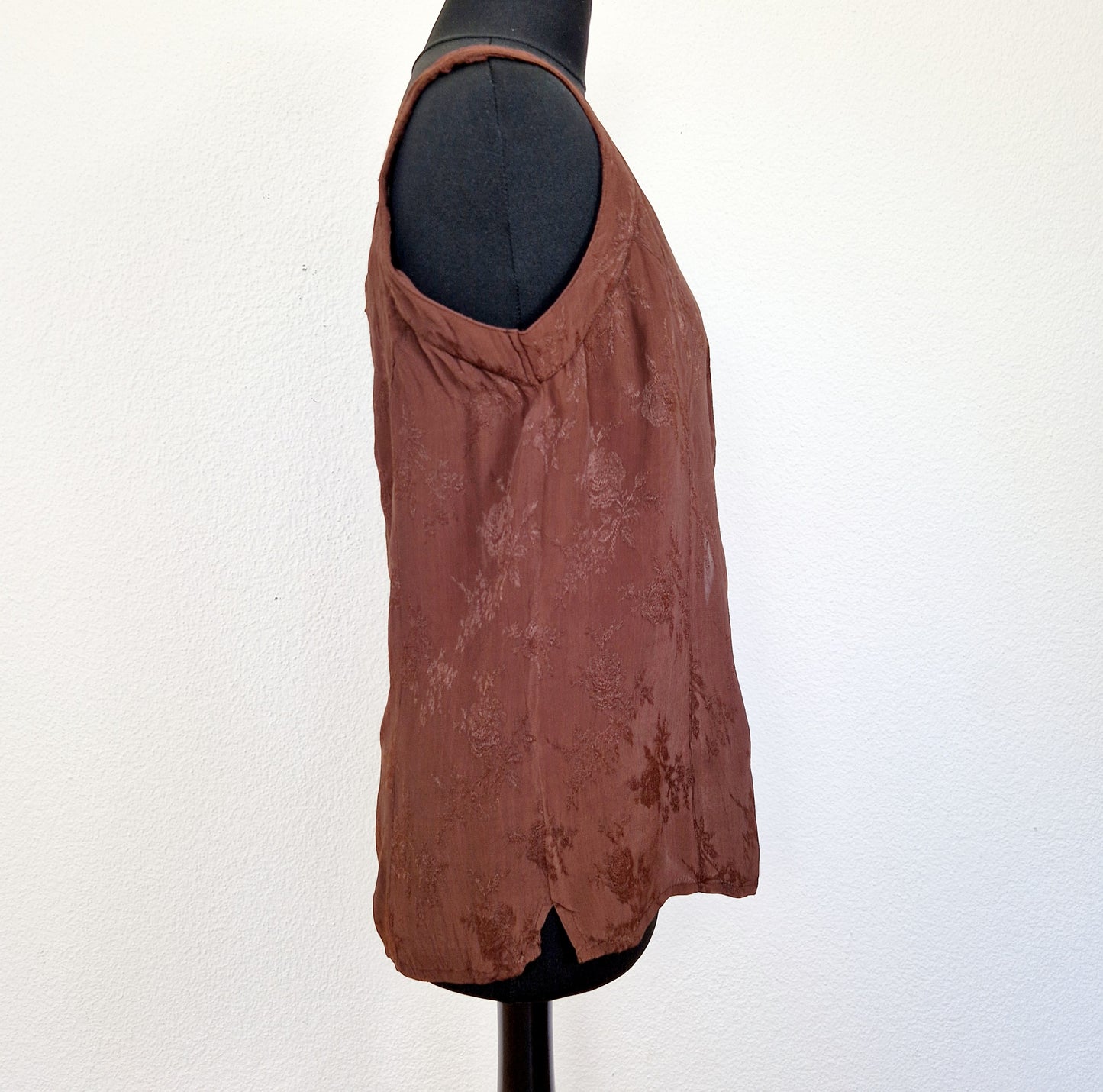 Einzigartiges und nachhaltiges Vintage Top in braun mit Blumen. Unique and sustainable vintage top in brown with flowers. Side.