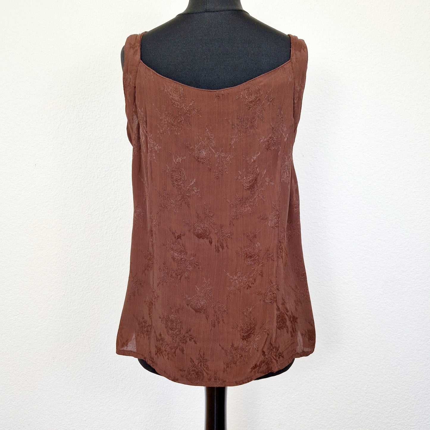 Einzigartiges und nachhaltiges Vintage Top in braun mit Blumen. Unique and sustainable vintage top in brown with flowers. Back.