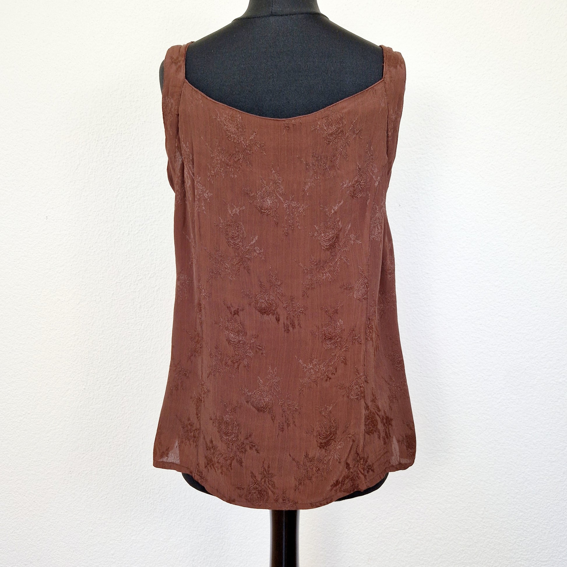 Einzigartiges und nachhaltiges Vintage Top in braun mit Blumen. Unique and sustainable vintage top in brown with flowers. Back.