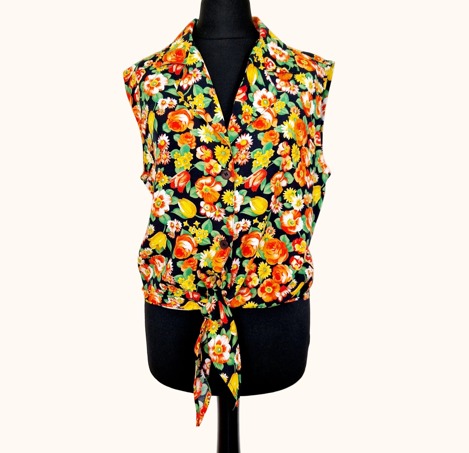Einzigartiges und nachhaltiges Vintage Top in schwarz-orange-grün mit Blumen. Unique and sustainable vintage top in black-orange-green with flowers. Front.