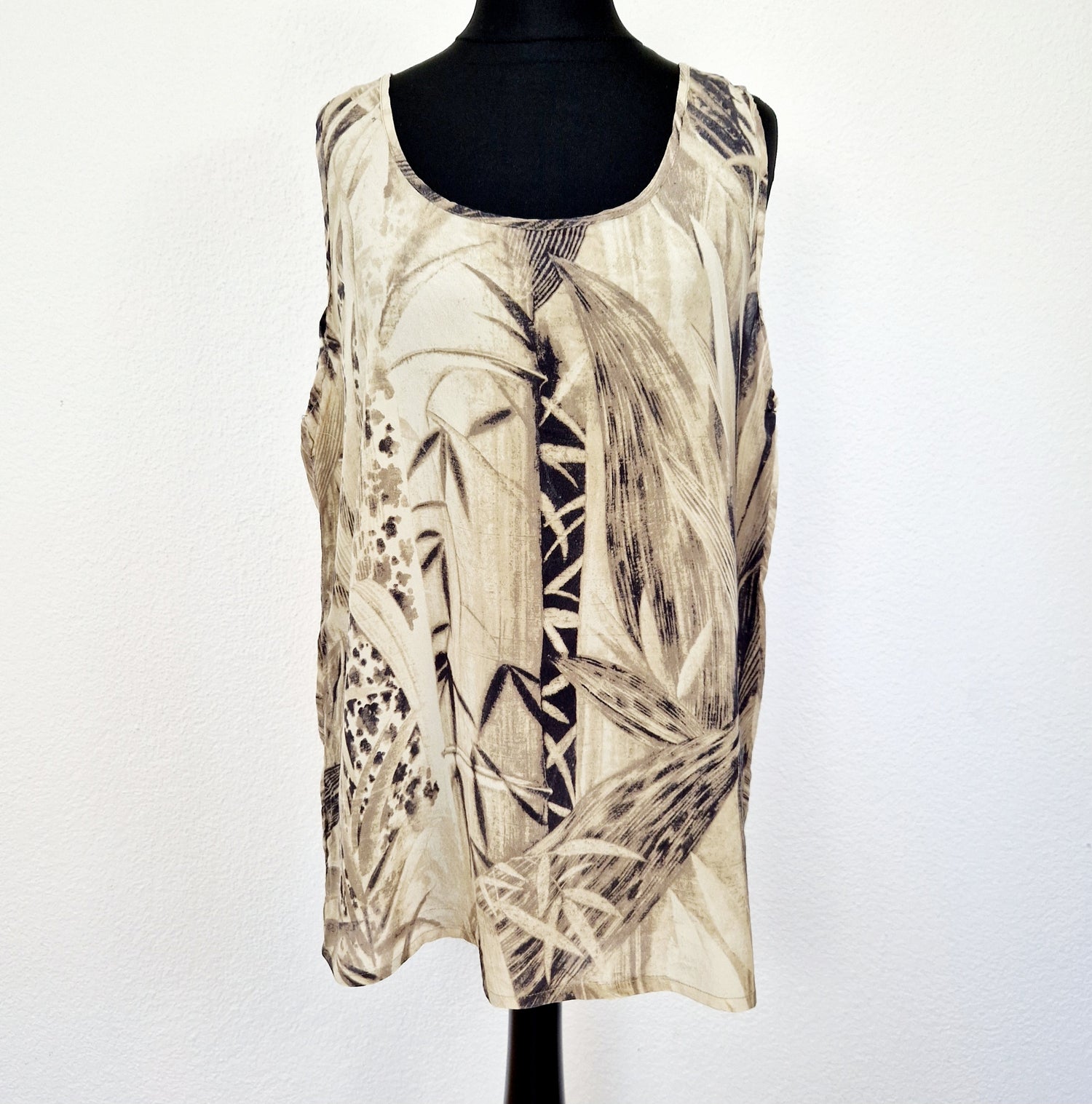 Einzigartiges und nachhaltiges Vintage Top in beige-braun-schwarz mit Gräsern. Unique and sustainable vintage top in beige-brown-black with grasses pattern. Front.
