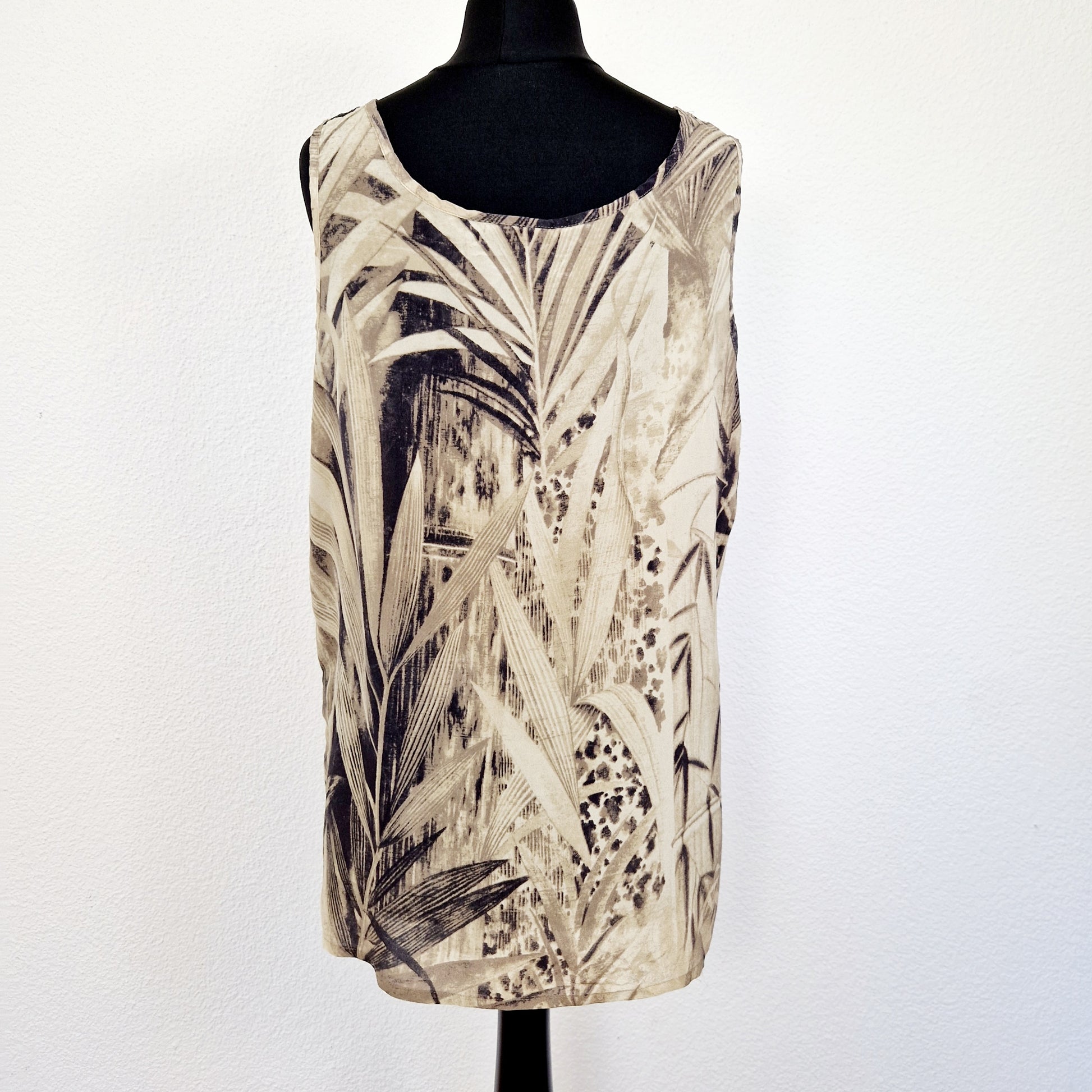 Einzigartiges und nachhaltiges Vintage Top in beige-braun-schwarz mit Gräsern. Unique and sustainable vintage top in beige-brown-black with grasses pattern. Back.