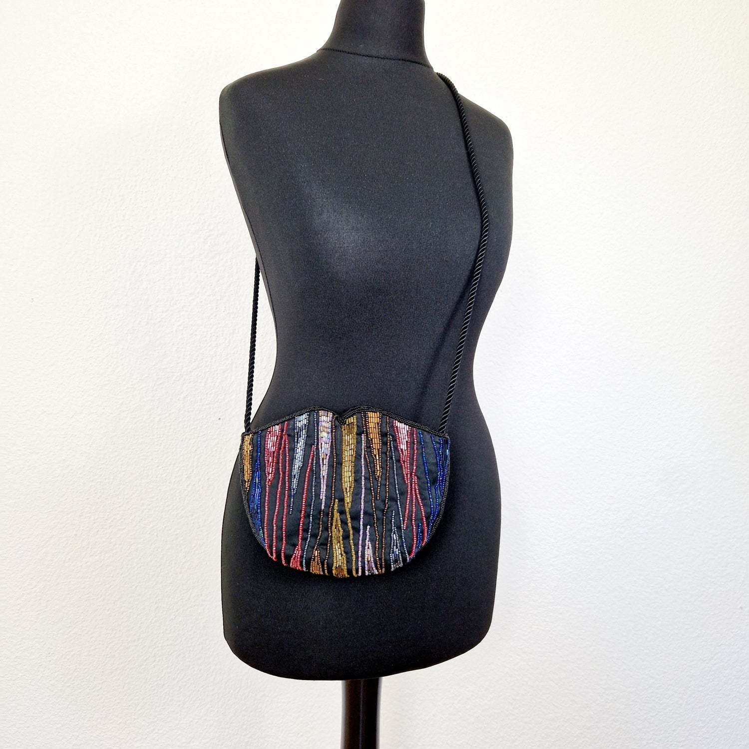 Einzigartige und nachhaltige Vintage Umhängetasche in schwarz mit bunten Perlen. Unique and sustainable vintage crossbody bag in black with colorful beads. Model.