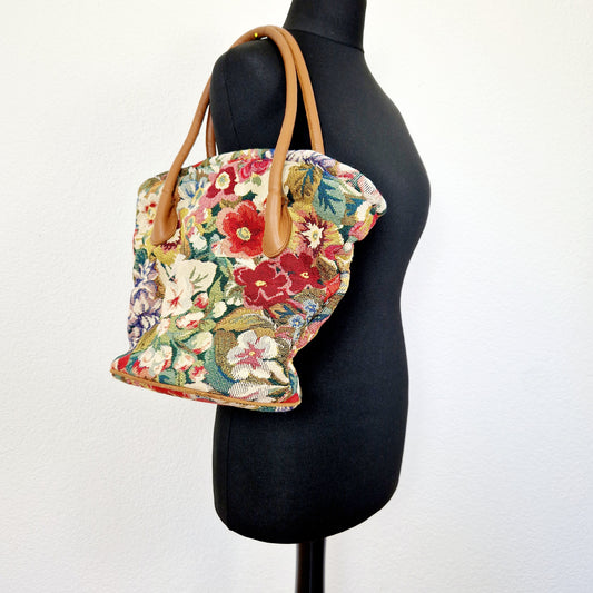 Einzigartige und nachhaltige Vintage Handtasche mit Blumen. Unique and sustainable vintage handbag with flowers. Model. 