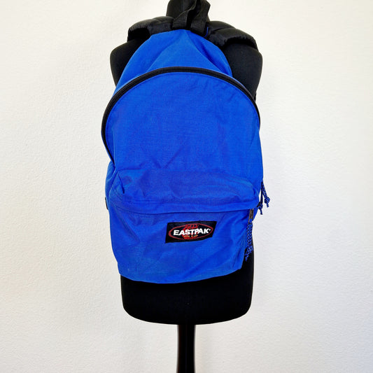 Einzigartiger und nachhaltiger Vintage Rucksack in blau von Eastpak. Unique and sustainable Vintage backpack in blue from Eastpak. Model.