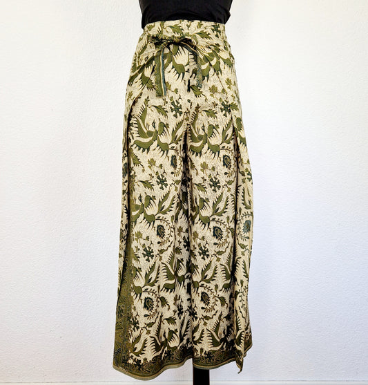 Einzigartige und nachhaltige Vintage Hose in grün-beige-gold, Wickelhose. Unique and sustainable vintage pants in greenbeige-gold, wrap pants. Front. 