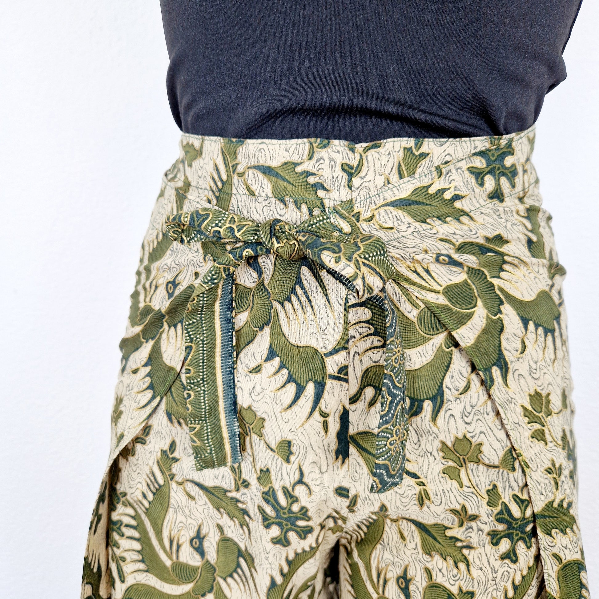 Einzigartige und nachhaltige Vintage Hose in grün-beige-gold, Wickelhose. Unique and sustainable vintage pants in greenbeige-gold, wrap pants. Close-up.