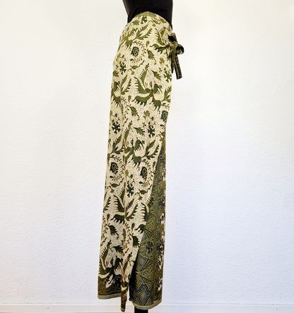 Einzigartige und nachhaltige Vintage Hose in grün-beige-gold, Wickelhose. Unique and sustainable vintage pants in greenbeige-gold, wrap pants. Side.