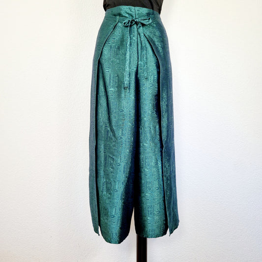 Einzigartige und nachhaltige Vintage Hose, Wickelhose, in grün. Unique and sustainable vintage pants, wrap pants, in green. Front. 