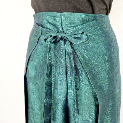 Einzigartige und nachhaltige Vintage Hose, Wickelhose, in grün. Unique and sustainable vintage pants, wrap pants, in green. Close-up.