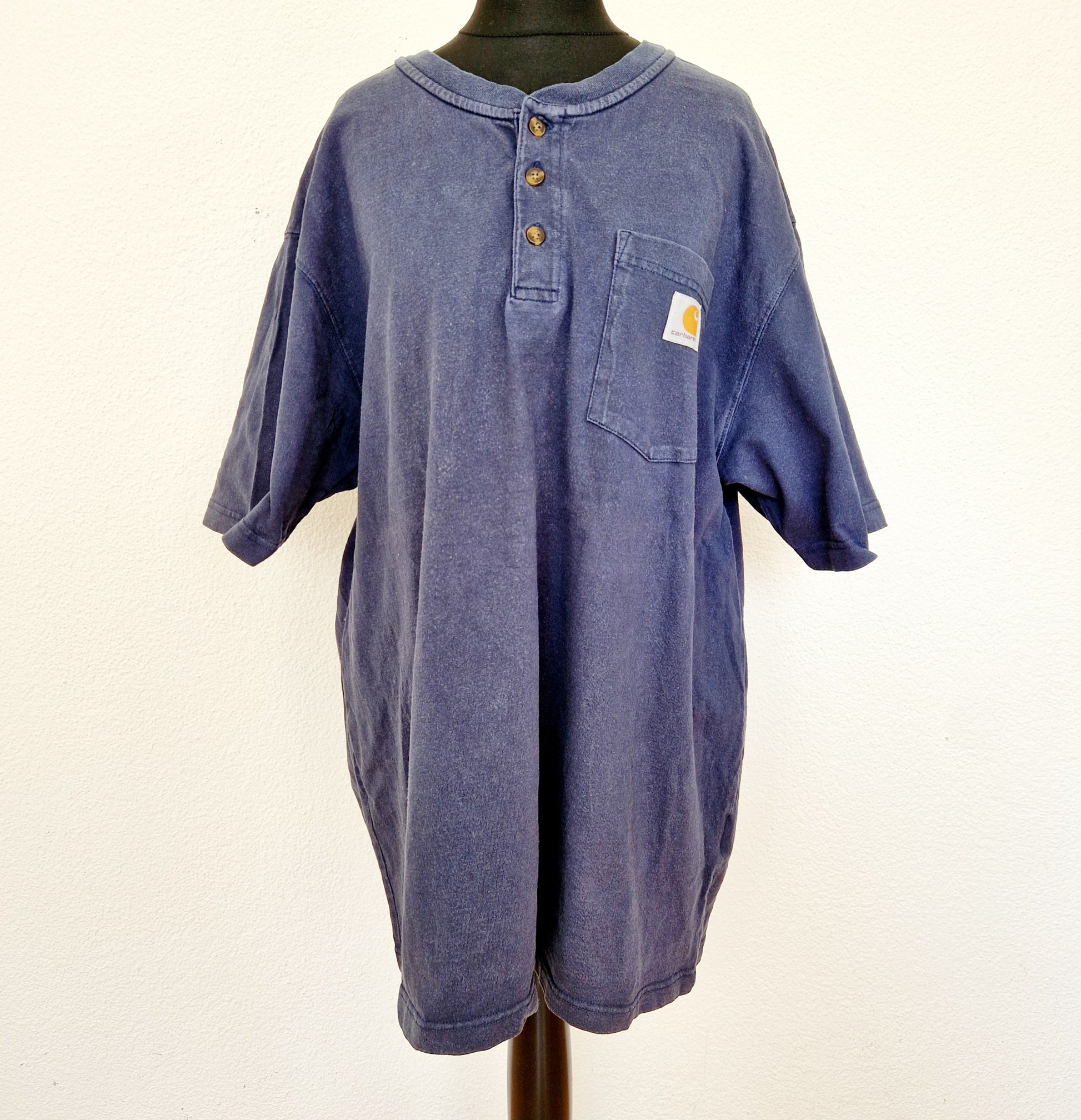 Einzigartiges und nachhaltiges Vintage T-Shirt in dunkelblau mit Knöpfen von Carhartt. Unique and sustainable vintage t-shirt in dark blue with buttons from Carhartt. Front. 
