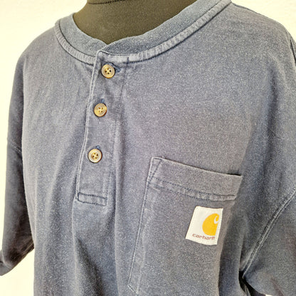Einzigartiges und nachhaltiges Vintage T-Shirt in dunkelblau mit Knöpfen von Carhartt. Unique and sustainable vintage t-shirt in dark blue with buttons from Carhartt. Close-up.