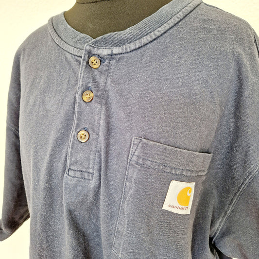 Einzigartiges und nachhaltiges Vintage T-Shirt in dunkelblau mit Knöpfen von Carhartt. Unique and sustainable vintage t-shirt in dark blue with buttons from Carhartt. Close-up.