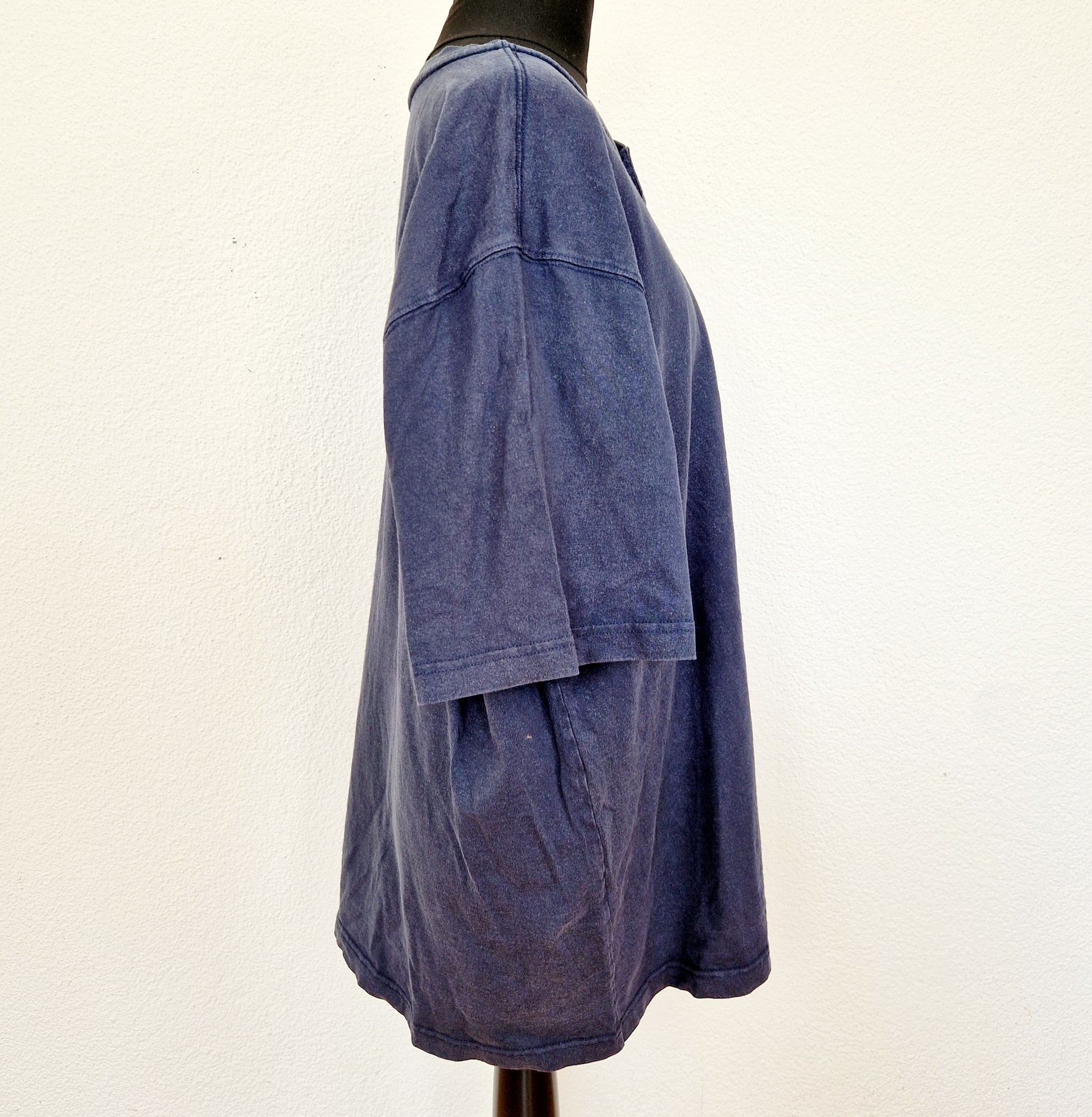 Einzigartiges und nachhaltiges Vintage T-Shirt in dunkelblau mit Knöpfen von Carhartt. Unique and sustainable vintage t-shirt in dark blue with buttons from Carhartt. Side.