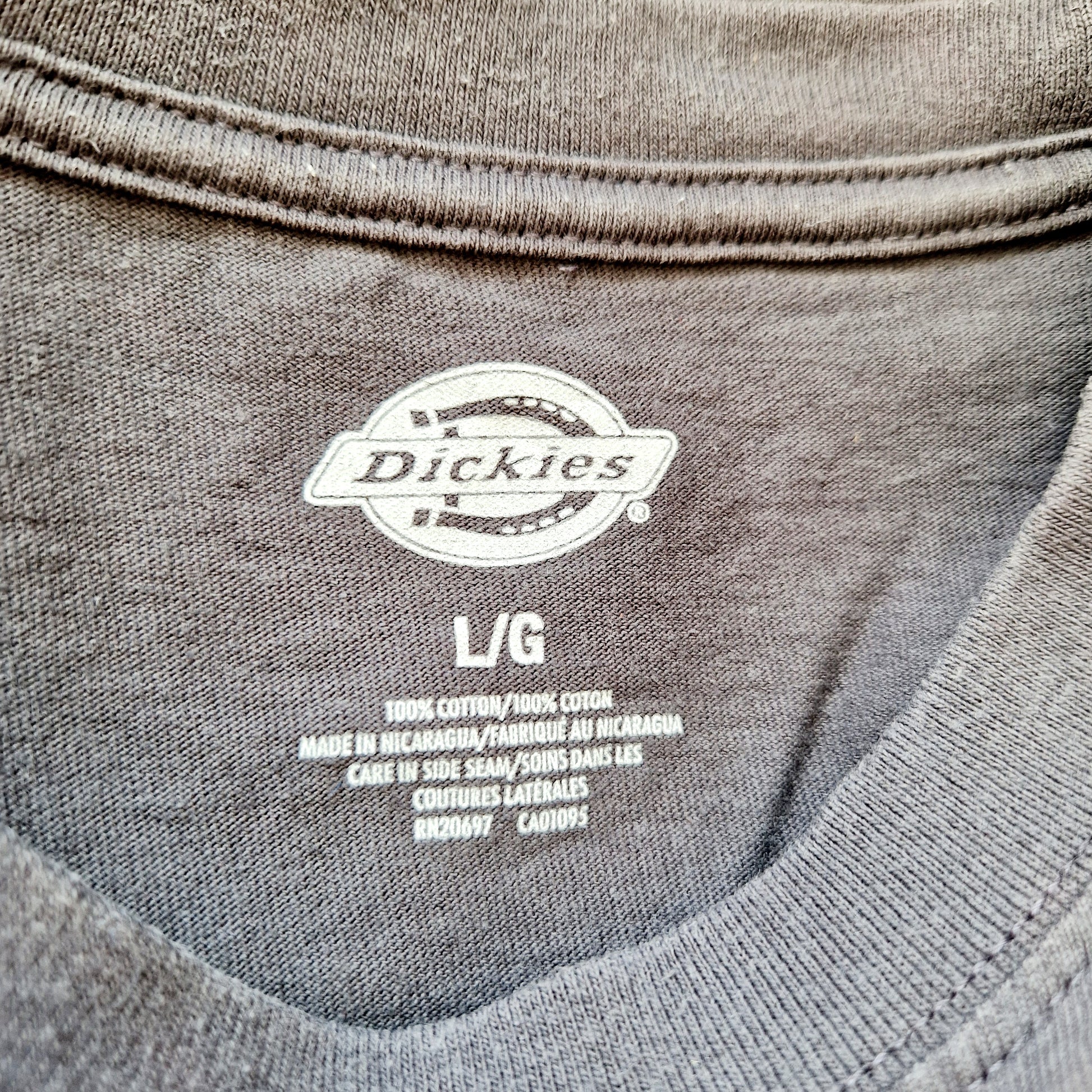 Einzigartiges und nachhaltiges Vintage T-Shirt in grau von Dickies. Unique and sustainable vintage t-shirt in grey from Dickies. Tag.