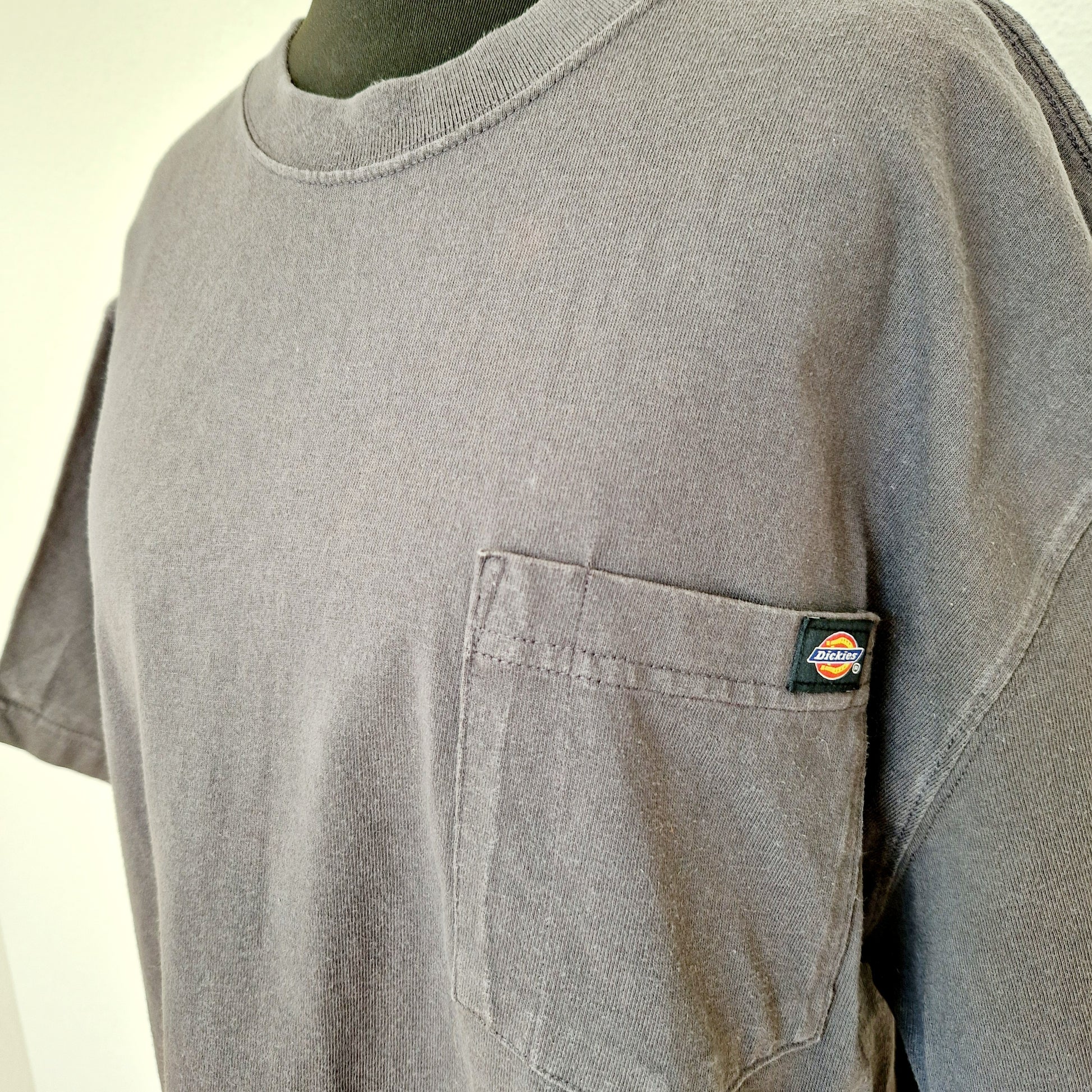 Einzigartiges und nachhaltiges Vintage T-Shirt in grau von Dickies. Unique and sustainable vintage t-shirt in grey from Dickies. Close-up.