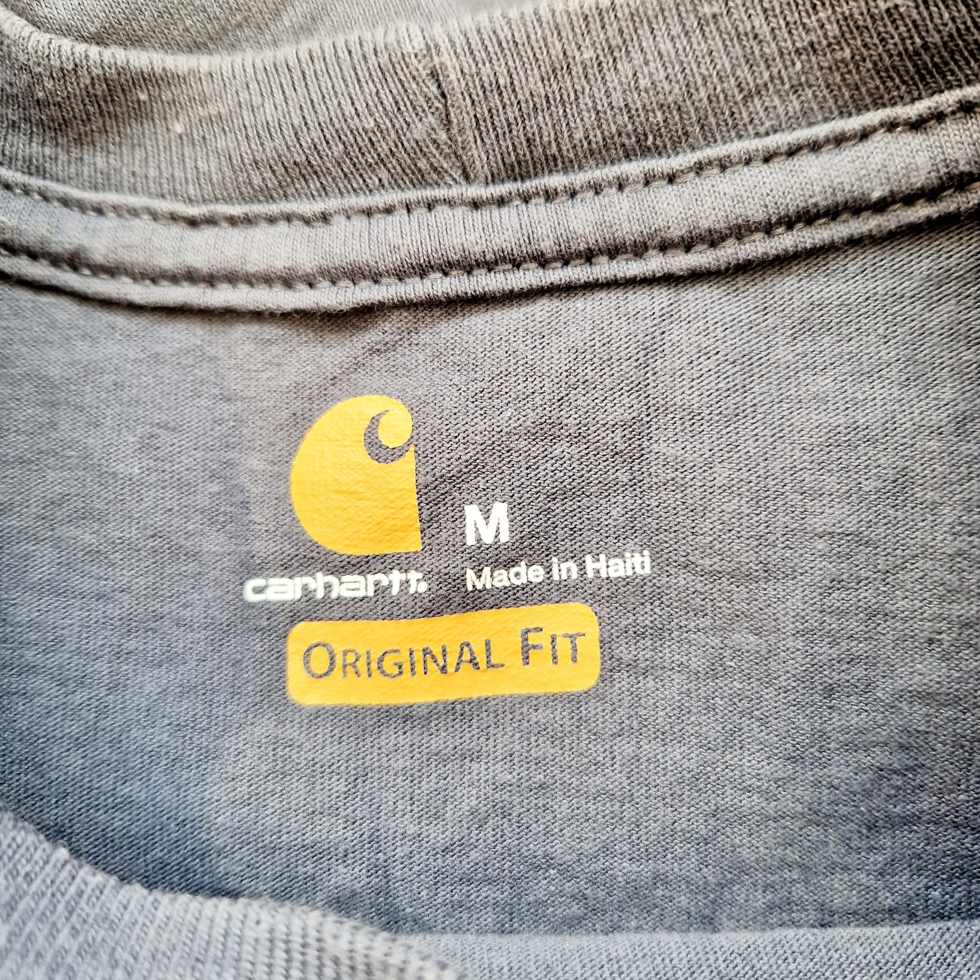 Einzigartiges und nachhaltiges Vintage T-Shirt in blaugrau von Carhartt. Unique and sustainable vintage t-shirt in blue grey from Carhartt. Tag.