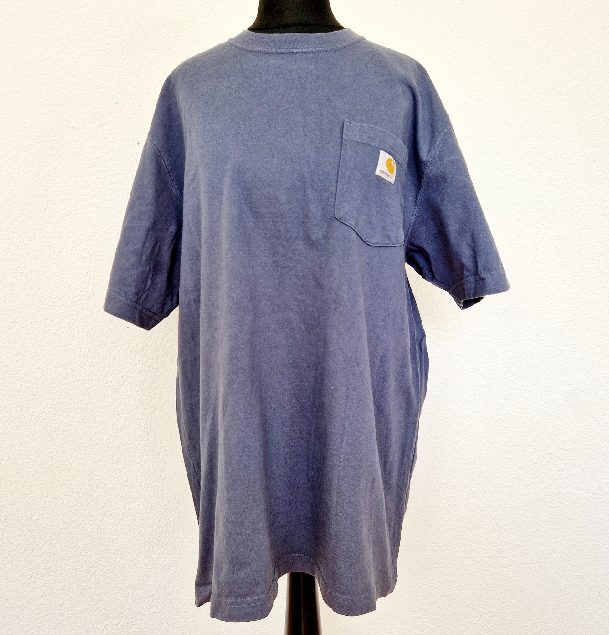 Einzigartiges und nachhaltiges Vintage T-Shirt in blaugrau von Carhartt. Unique and sustainable vintage t-shirt in blue grey from Carhartt. Front. 