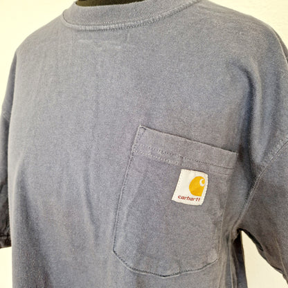 Einzigartiges und nachhaltiges Vintage T-Shirt in blaugrau von Carhartt. Unique and sustainable vintage t-shirt in blue grey from Carhartt. Close-up.