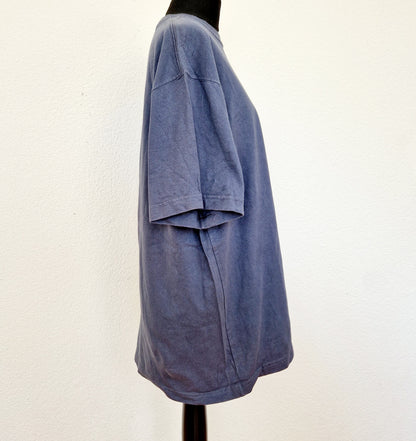 Einzigartiges und nachhaltiges Vintage T-Shirt in blaugrau von Carhartt. Unique and sustainable vintage t-shirt in blue grey from Carhartt. Side.