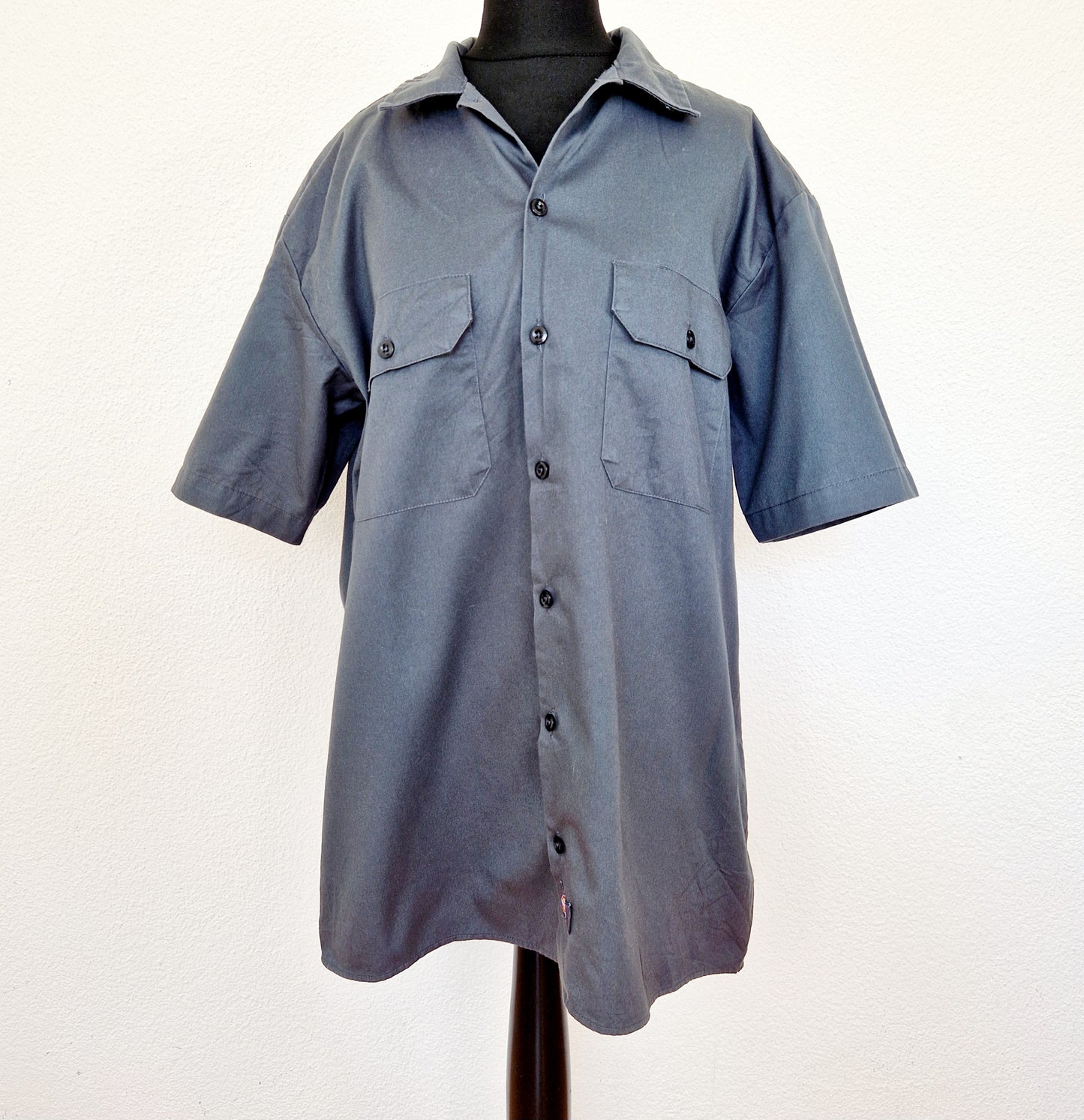Einzigartiges und nachhaltiges Vintage Hemd, Kurzarm, in anthrazit von Dickies. Unique and sustainable vintage button-sown, short sleeves, in dark grey from Dickies. Front. 