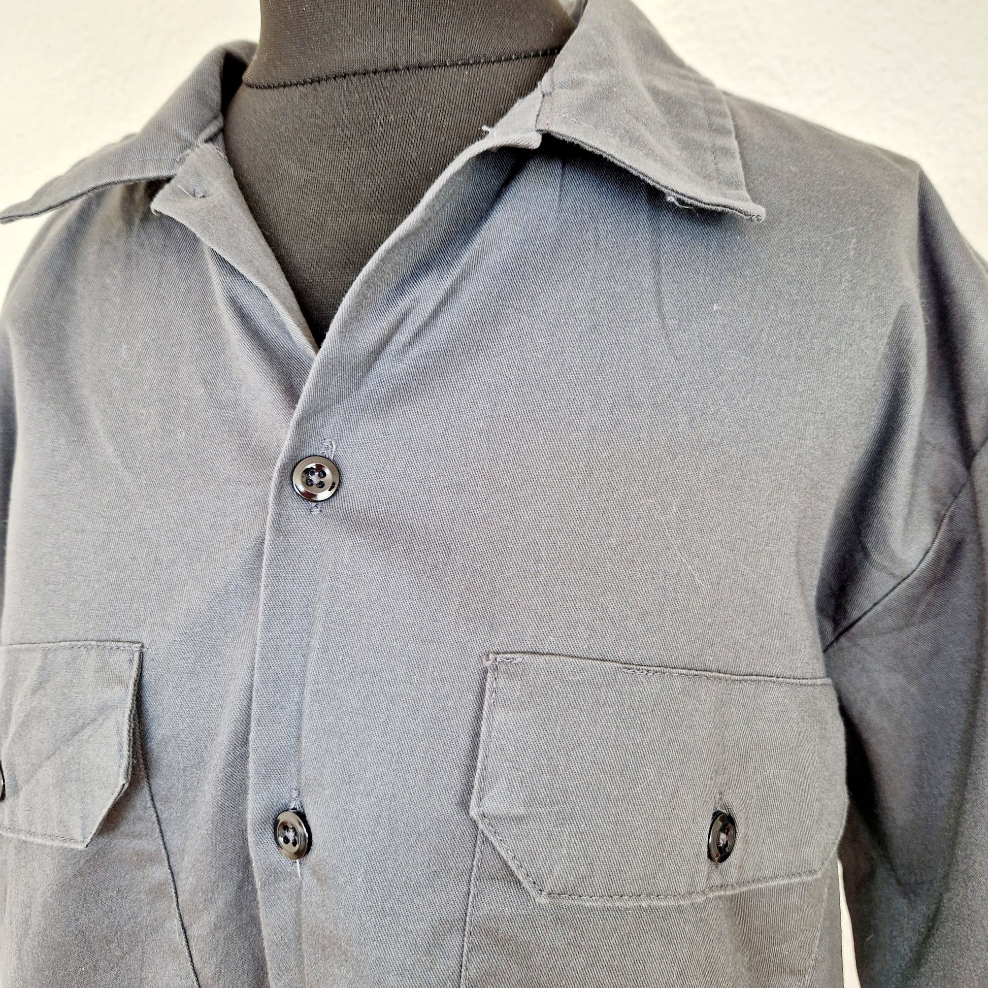 Einzigartiges und nachhaltiges Vintage Hemd, Kurzarm, in anthrazit von Dickies. Unique and sustainable vintage button-sown, short sleeves, in dark grey from Dickies. Close-up.
