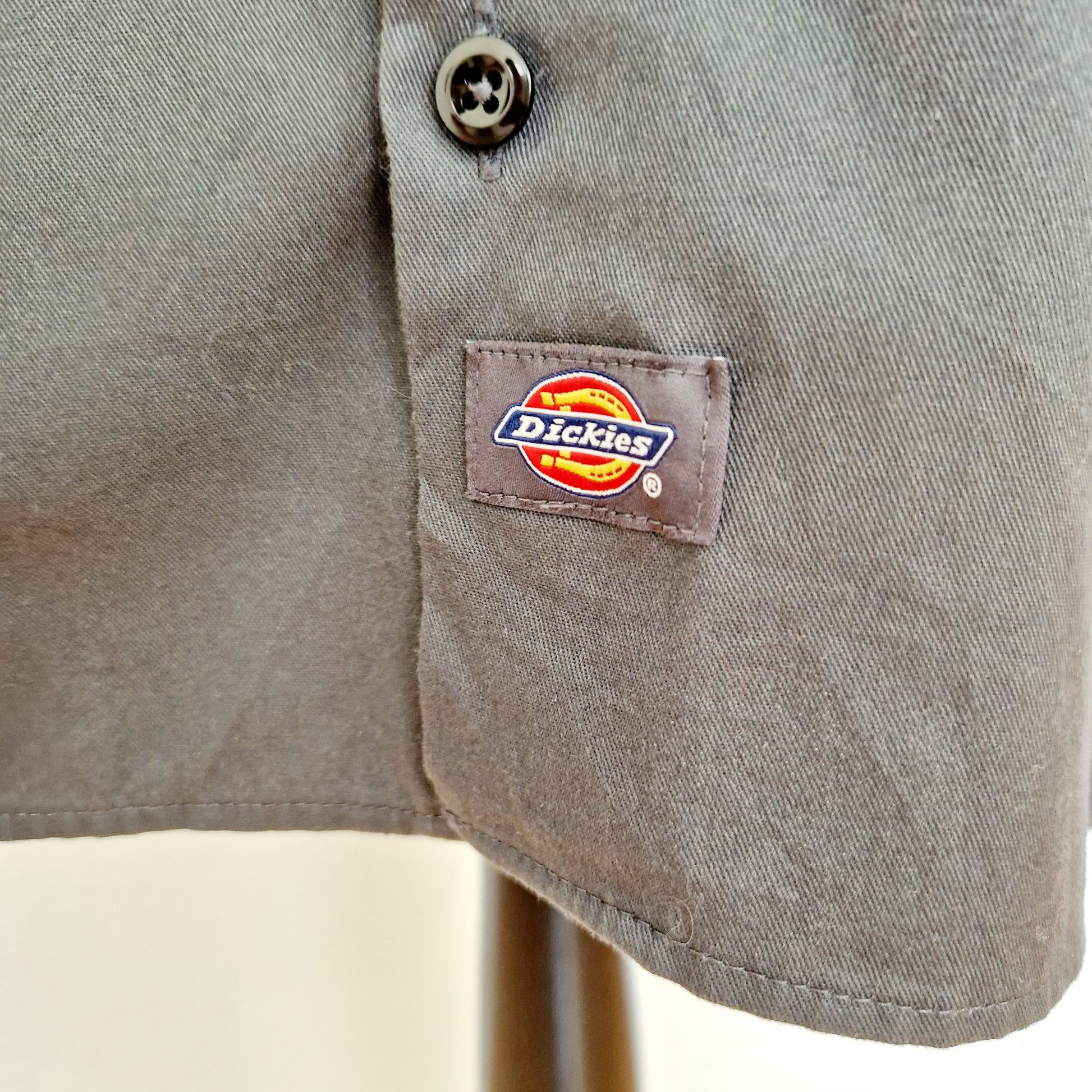 Einzigartiges und nachhaltiges Vintage Hemd, Kurzarm, in anthrazit von Dickies. Unique and sustainable vintage button-sown, short sleeves, in dark grey from Dickies. Close-up 2.