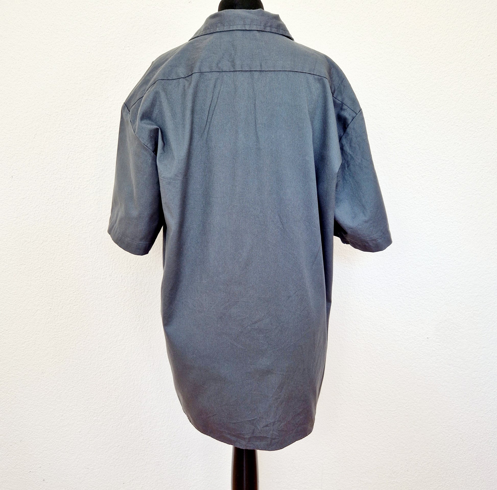 Einzigartiges und nachhaltiges Vintage Hemd, Kurzarm, in anthrazit von Dickies. Unique and sustainable vintage button-sown, short sleeves, in dark grey from Dickies. Back.
