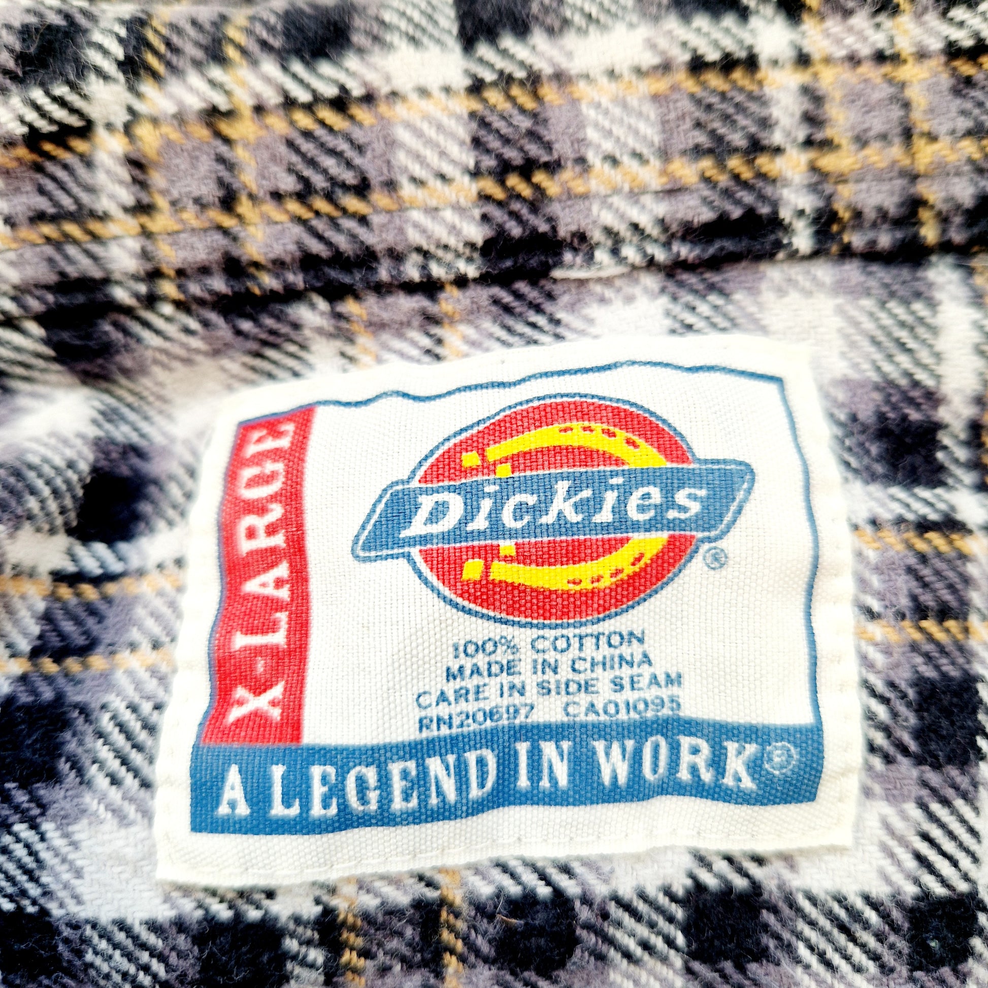 Einzigartiges und nachhaltiges Vintage Hemd, Langarm, kariert von Dickies. Unique and sustainable vintage button-down, long sleeves, checked from Dickies. Tag.