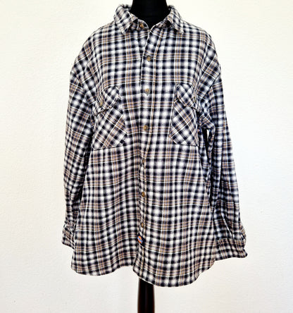 Einzigartiges und nachhaltiges Vintage Hemd, Langarm, kariert von Dickies. Unique and sustainable vintage button-down, long sleeves, checked from Dickies. Front. 